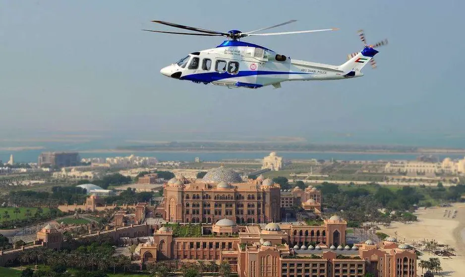 Helicóptero de la Policía de Abu Dhabi sobrevuela el hotel Emirates Palace. (WAM)