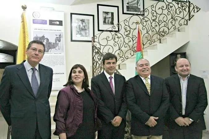 Los representantes diplomáticos de Argentina, Colombia, México y Ecuador, junto a la hija de Leo Matiz en la inauguración de la exposición en Abu Dhabi. (Celia Unquiles / EL CORREO)