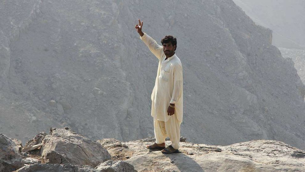 Residente pakistaní saluda desde las cumbres de Jebel Jais en Ras Al Khaimah. (EL CORREO)