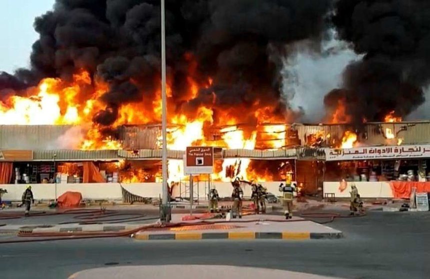 Efectivos de bomberos intervienen en el incendio declarado en la tarde del miércoles en un zoco de Ajman. (WAM)