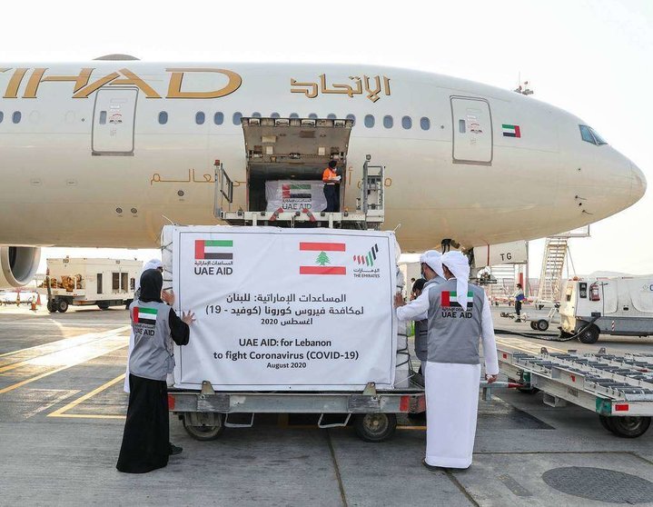 Avión de Etihad carga la ayuda para combatir el coronavirus enviada por EAU al Líbano. (WAM)
