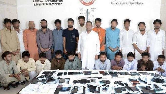 La Policía de Abu Dhabi distribuyó esta imagen de los miembros de la banda arrestados.