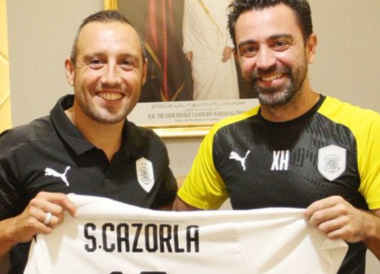 Xavi en la presentacion de Santi Cazorla se ha unido al Al-Sadd de Qatar. (Twitter)