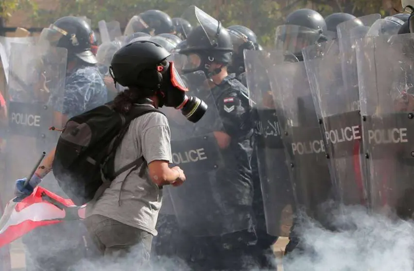Manifestante se encara con los agentes antisdisturbios en Beirut. (@CNNEE)
