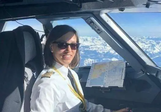 Gisela Armengol, en la cabina de un avión. (Fuente externa)