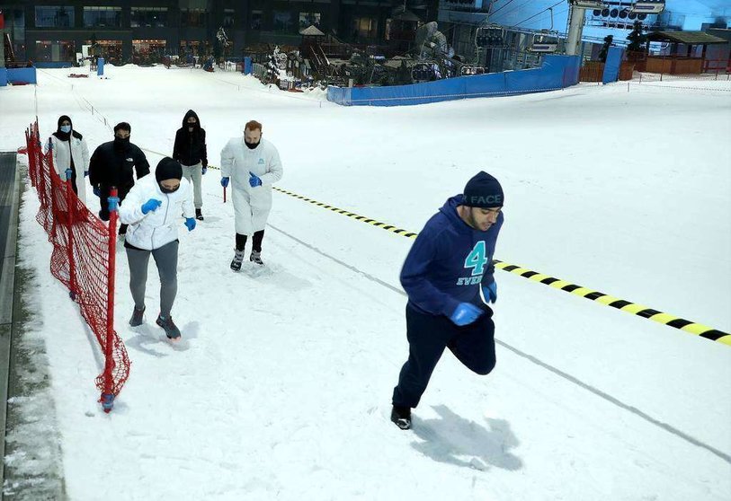 Participantes entrenan sobre la nieve en la pista de Mall of the Emirates de cara a la competición del fin de semana. (WAM)