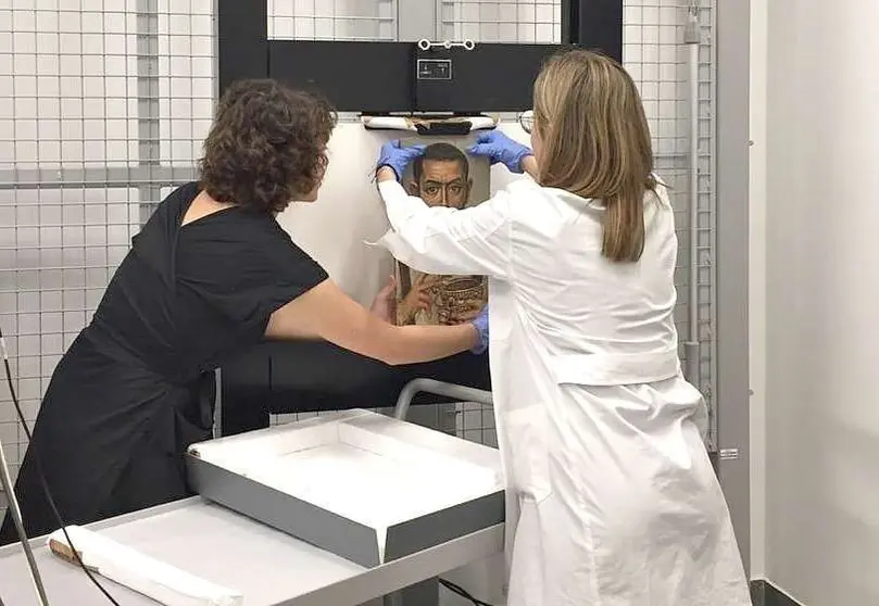 Análisis de la obra 'Retrato funerario de un hombre con una copa' (225–50 d.C.) en el Museo del Louvre Abu Dhabi. (WAM)