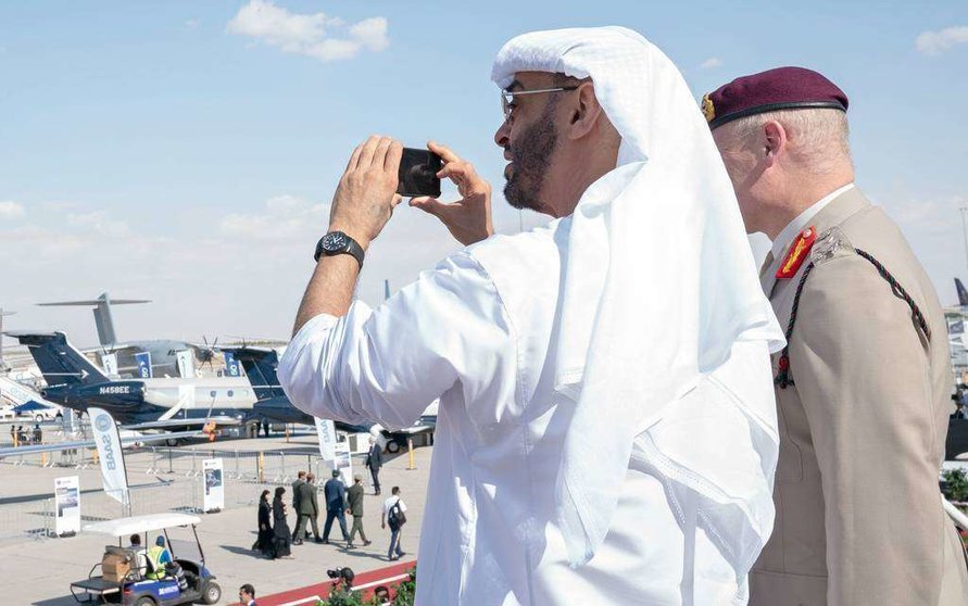 El jeque Mohamed bin Zayed Al Nahyan, cámara en mano, durante un acto en Emiratos Árabes. (WAM) 