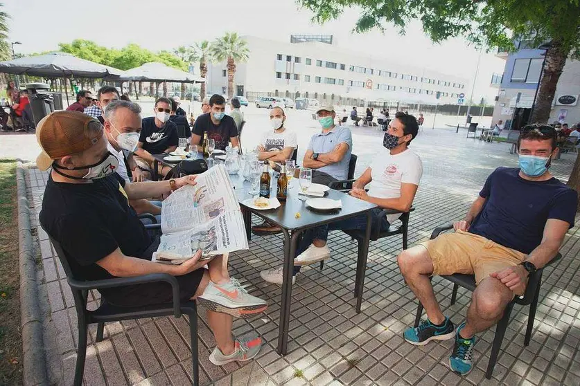 Personas con mascarillas en una terraza de Castellón en España. (www.elperiodicomediterraneo.com)