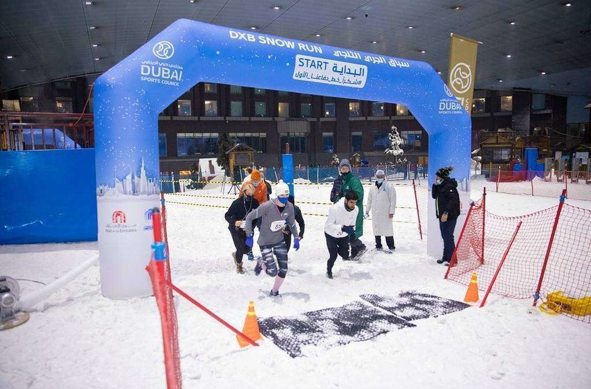Participantes en la Snow Running Race en Dubai cruzan la meta. (WAM)
