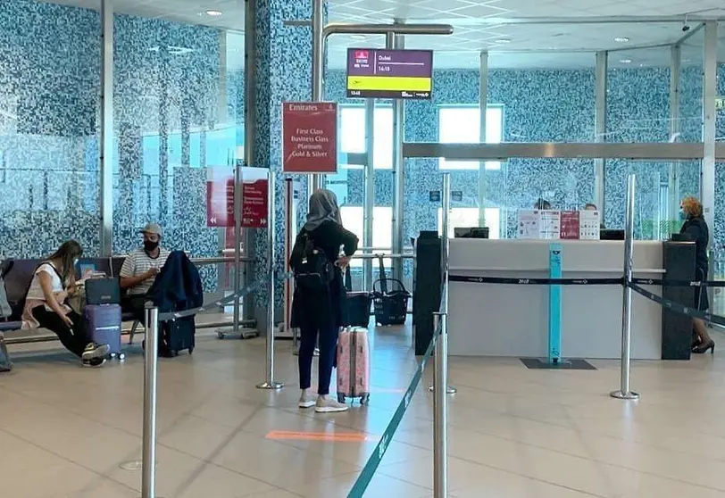 La distancia personal se respetó en todo momento durante el embarque del vuelo de Emirates Lisboa-Dubai de este domingo, el primero después de la pandemia. (EL CORREO)