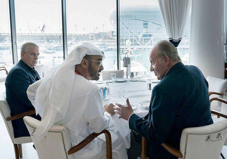 El Rey emérito de España durante una comida con el príncipe heredero de Abu Dhabi. (Casa del Príncipe Heredero)