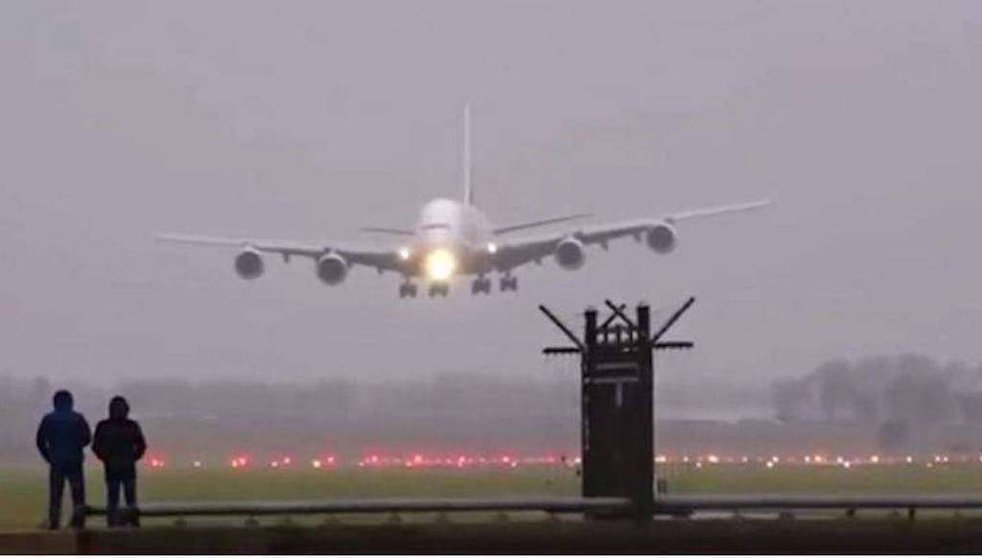 El Emirates A380 se acerca a la pista del aeropuerto de Ámsterdam.