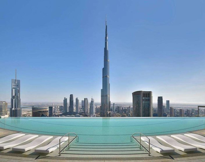 La piscina infinita del restaurante Ce la vi de Dubai con vistas al Burj Khalifa.