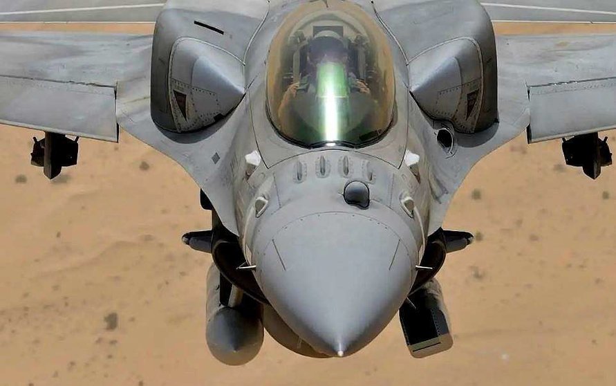 Avión de combate F16 en pleno vuelo. (@EEmerson14)