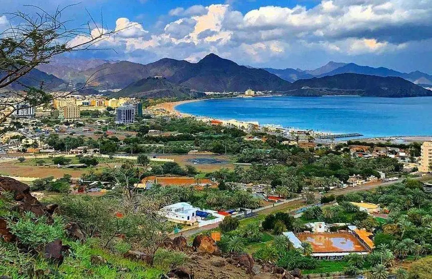 Perspectiva de Khor Fakkan desde una de las montañas que rodean a la ciudad ante las playas del Mar de Omán. (WAM)