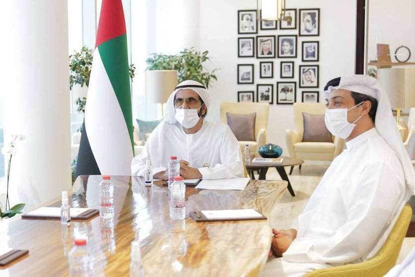 El gobernante de Dubai junto al jeque Mansour bin Zayed Al Nahyan, ministro de Asuntos Presidenciales. (WAM)