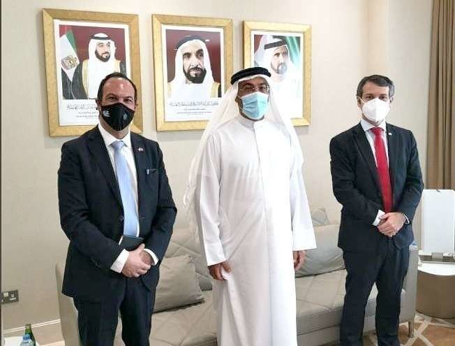 De izquierda a derecha, el embajador de Chile en Abu Dhabi, Jorge Daccarett, el ministro de Estado emiratí y el subsecretario chileno de Relaciones Económicas. (Twitter)