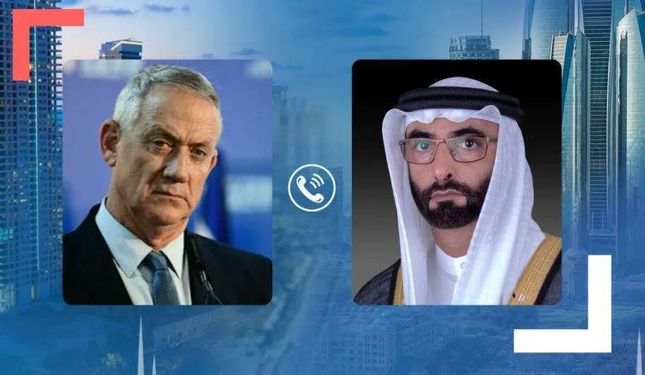 Mohammed bin Ahmad Al Bawardi, ministro de Estado de Asuntos de Defensa, y Benny Gantz, Ministro de Defensa israelí. (WAM)