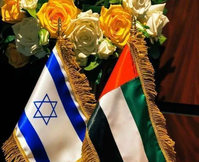 Banderas de Emiratos Árabes Unidos y de Israel. (Twitter)