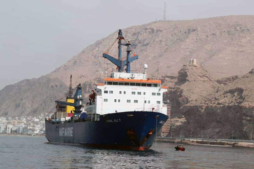El barco de ayuda emiratí a su llegada a Yemen. (WAM)