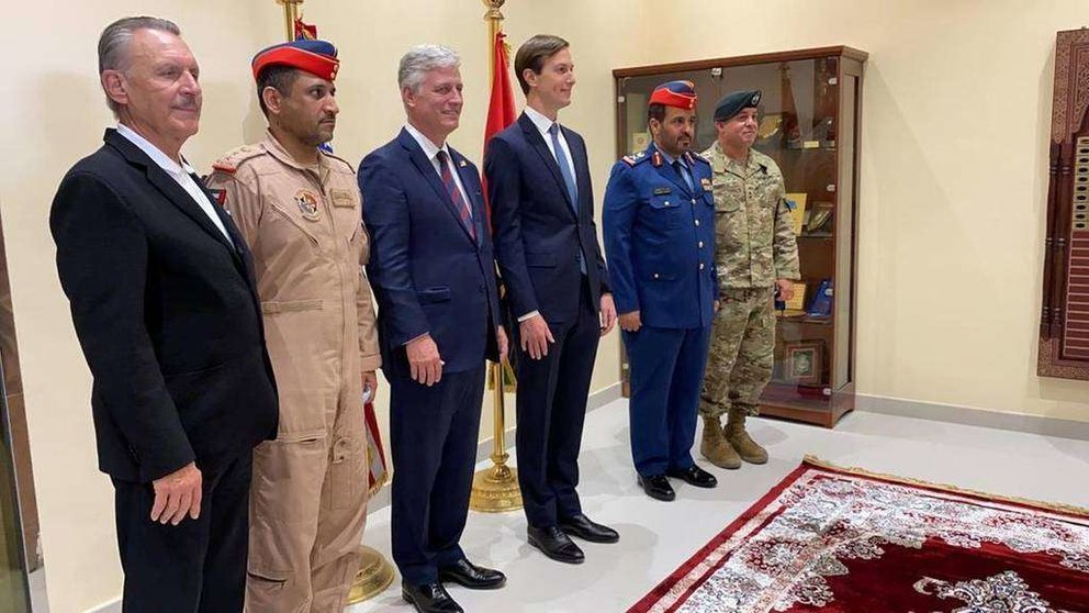 Jared Kushner y el asesor de seguridad nacional de Estados Unidos junto a otros funcionarios en la base aérea de Al Dhafra en Abu Dhabi. (Reuters)