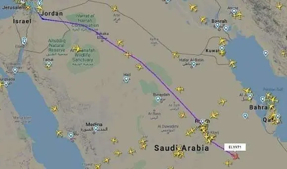 Imagen de Flightradar que muestra el recorrido seguido por el vuelo de Tel Aviv a Abu Dhabi por el espacio aéreo de Arabia Saudita.