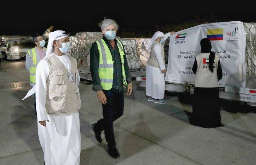 El embajador de Colombia en Emiratos Árabes, Jaime Amín -derecha-, durante el proceso de carga de los suministros médicos en el avión de Etihad en el aeropuerto de Abu Dhabi. (Twitter)