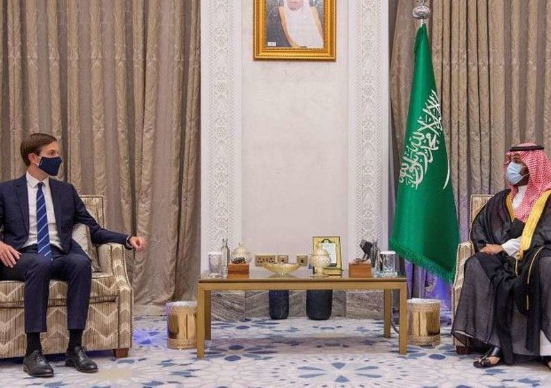 El asesor del presidente de EEUU, Jared Kushner junto al príncipe heredero saudí este miércoles. (WAM)