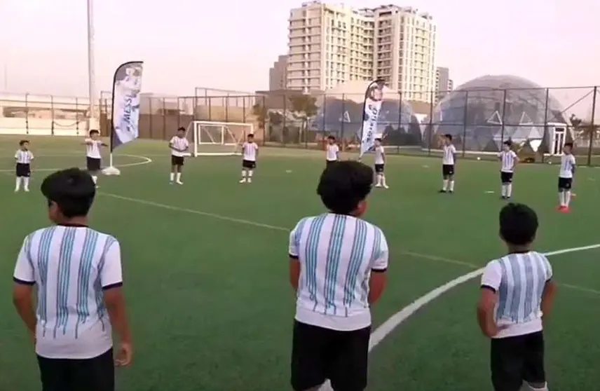 Niños con la camiseta argentina en la presentación del Instituto Tecnológico en Dubai. (AFA)