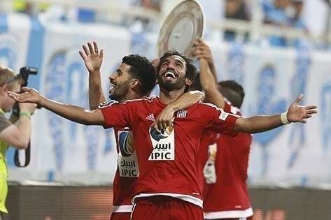 Los jugadores del Al Jazira celebran el campeonato conseguido.