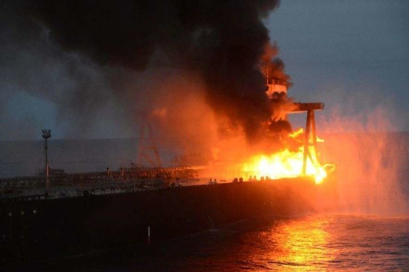 En la imagen de Reuters, el petrolero en llamas.