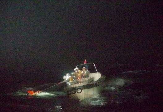 En la imagen de Reuters, un momento del rescate de sobrevivientes del carguero.