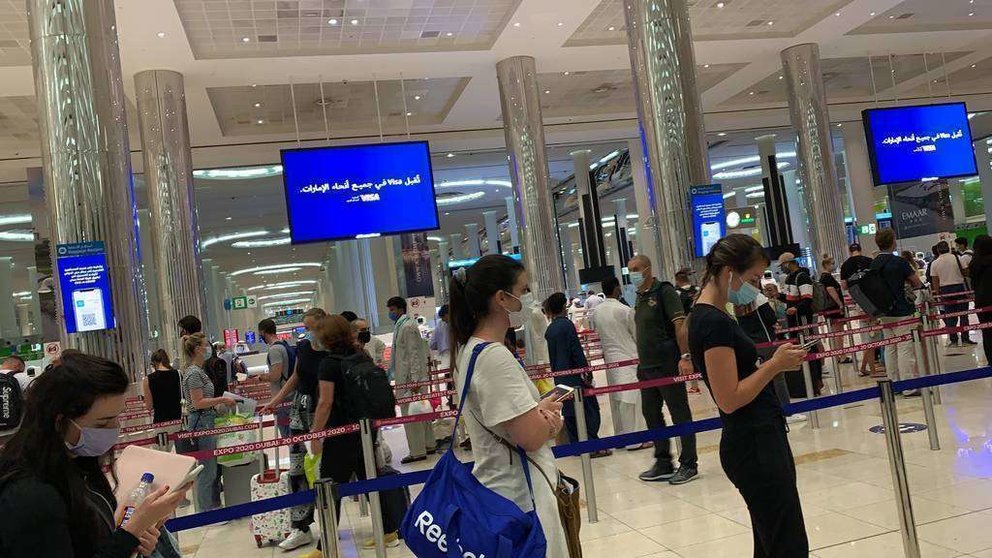 Control de pasaportes en el Aeropuerto Internacional de Dubai. (EL CORREO)