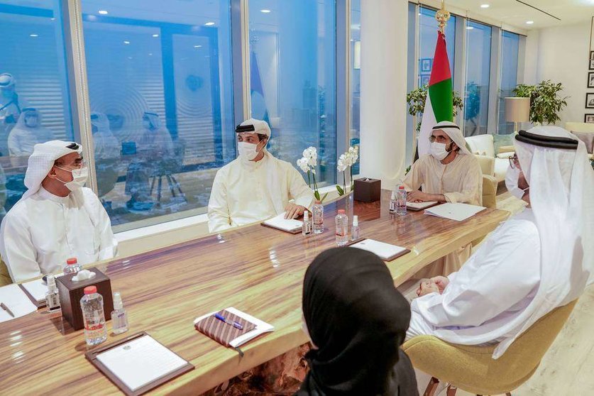 El gobernante de Dubai durante la reunión. (WAM)