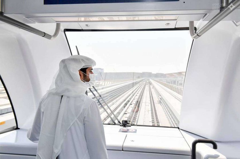 El jeque Hamdan recorre la ruta Expo 2020 en el Metro de Dubai. (WAM)