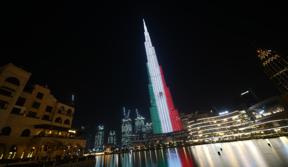 Impresionante imagen del Burj Khalifa iluminado en Dubai con los colores de la bandera de México. (EL CORREO)