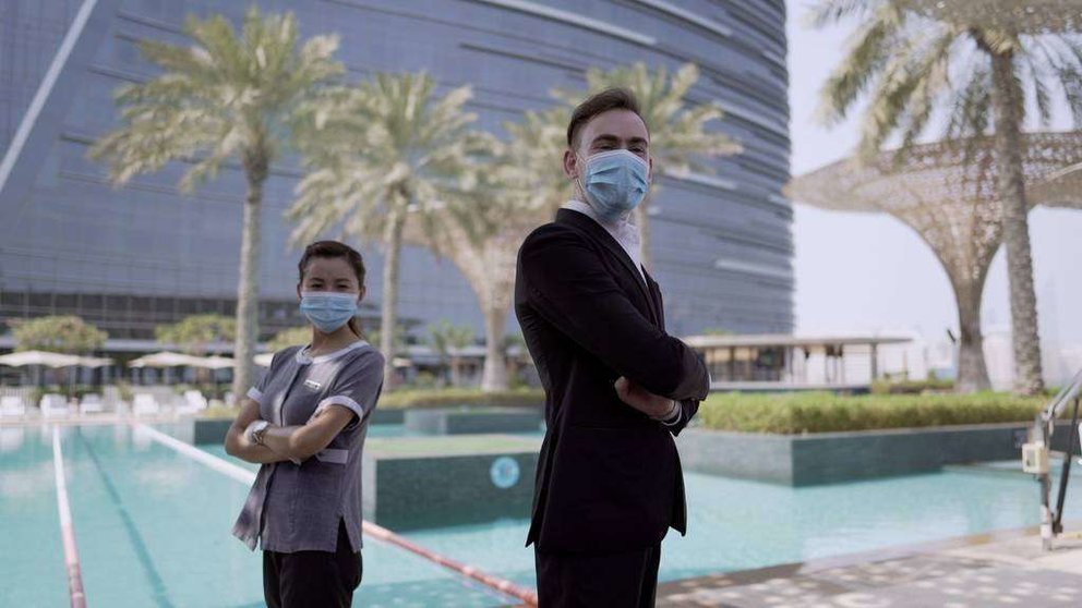 Profesionales en Abu Dhabi en época de coronavirus. (WAM)