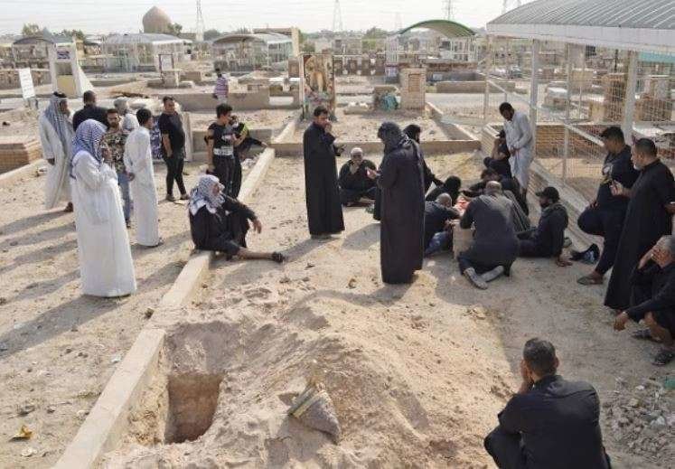 En la imagen de AFP, los iraquíes desenterrando cadáveres.
