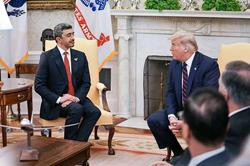 El jeque Abdullah bin Zayed Al Nahyan, ministro de Asuntos Exteriores y Cooperación Internacional de Emiratos Árabes -izquierda-, durante su encuentro en la Casa Blanca en 2020 con Donald Trump. (WAM)