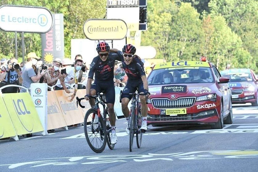 El ecuatoriano Caparaz y el polaco Kwatkowsky cruzan juntos la meta en la décimooctava etapa del Tour de Francia. (Twitter)