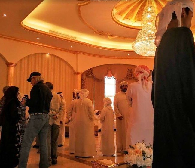 Reunión familiar en Emiratos Árabes antes del coronavirus. (EL CORREO)