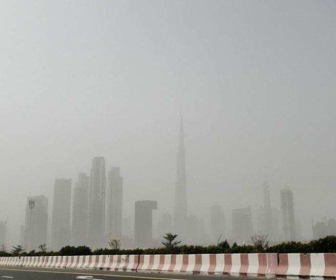 Mañana con niebla en el centro de Dubai. (EL CORREO)