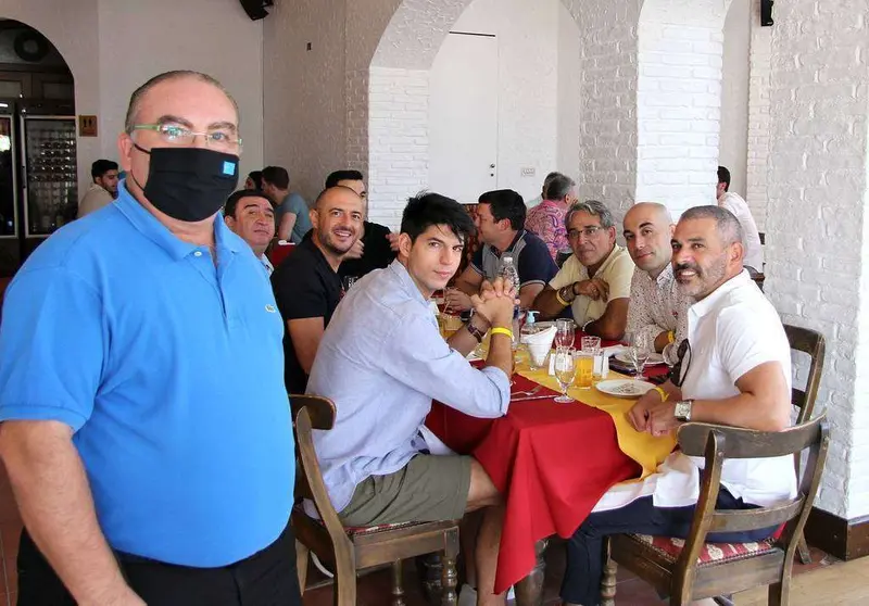 Mariano Andrés, ante una nutrida mesa de españoles durante la gran fabada celebrada en el Seville's. (EL CORREO)