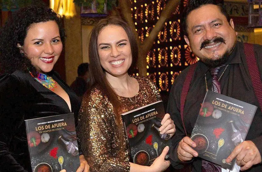 Soledad Ornelas -en el centro- muestra el libro durante la presentación en presencia de Christelle Mtz. Madera -izquierda- y el chef Ernesto Cab -derecha-. (EL CORREO)