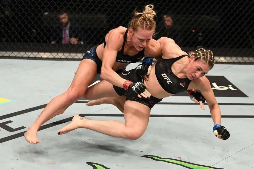 Holly Holm e Irene Aldana de México en su pelea de peso gallo en Abu Dhabi. (The National)