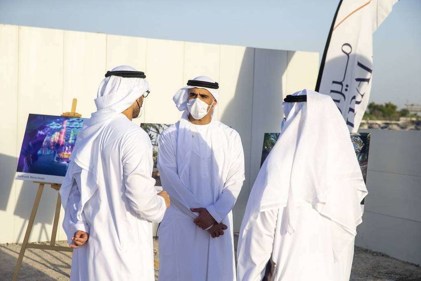 En el centro el jeque Khaled bin Mohamed durante la visita a Seaworld Abu Dhabi. (WAM)
