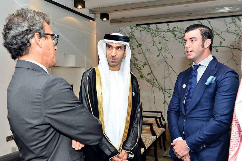 El embajador de España -izquierda- y el presidente de la Cámara de Comercio de España en Emiratos Árabes -derecha- conversan con el ministro emiratí de Comercio Internacional. (Manaf K. Abbas / EL CORREO)