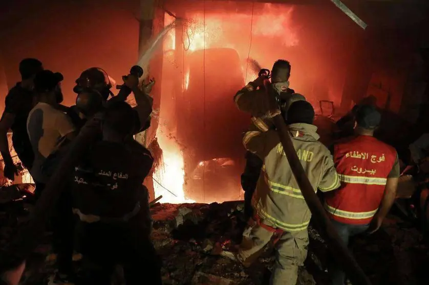 En la imagen de AP, los bomberos intervienen para apagar el fuego.