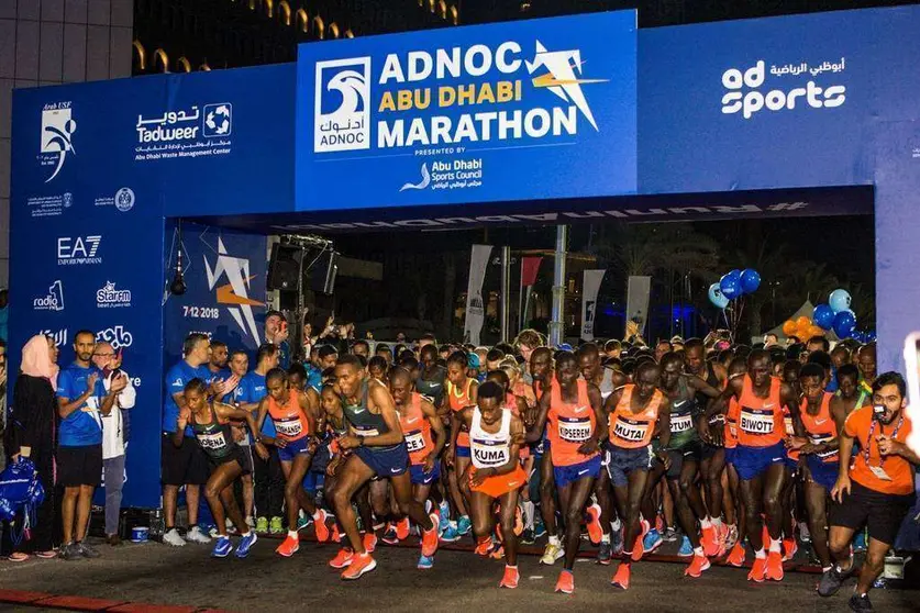 Corredores a la salida del ADNOC Abu Dhabi Marathon.